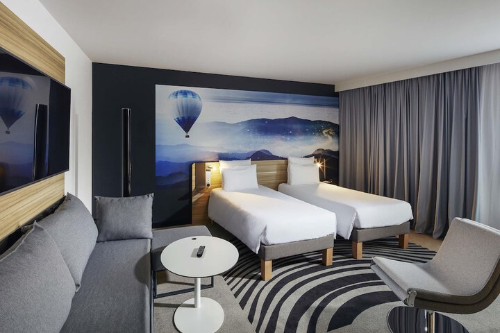 Room 27 of 81