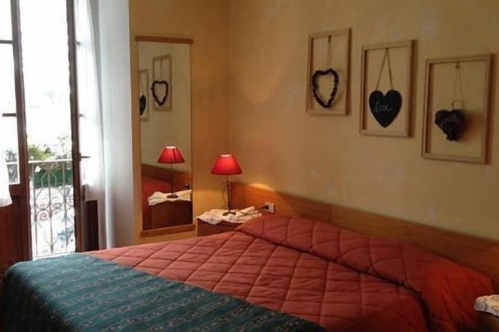 Room 9 of 42