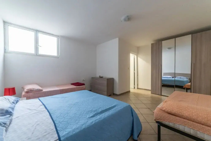 Room 5 of 12