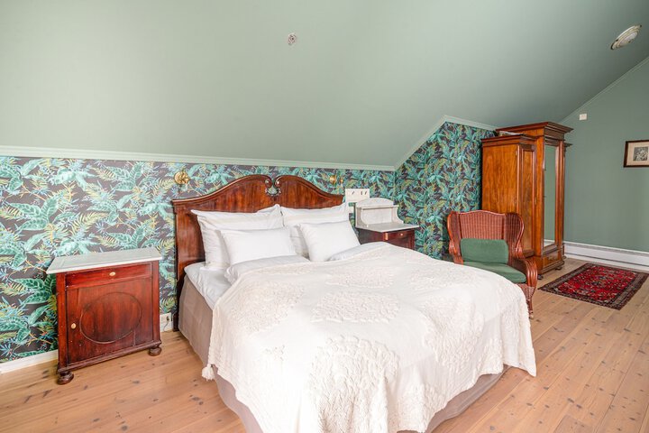 Room 10 of 94