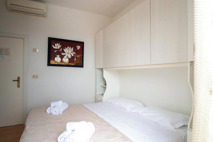 Room 6 of 49