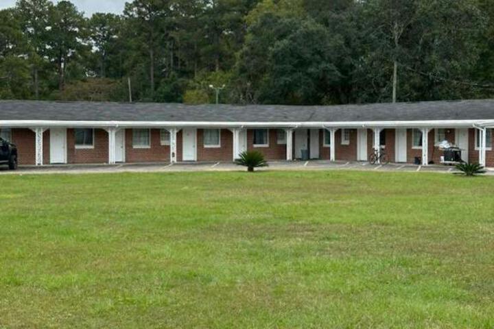 Exterior of Walkers Inn Dothan by Hotel O