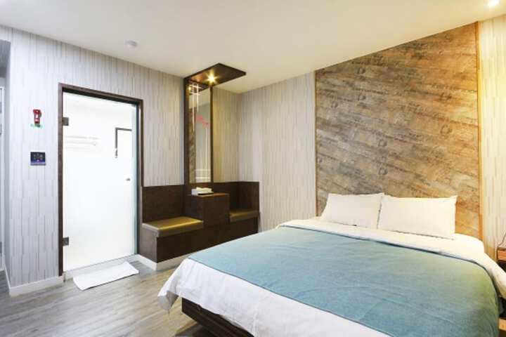 Room 11 of 48
