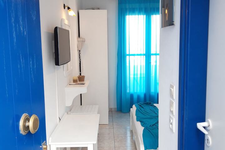 Room 10 of 76