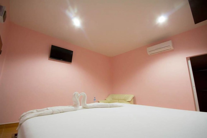 Room 6 of 15