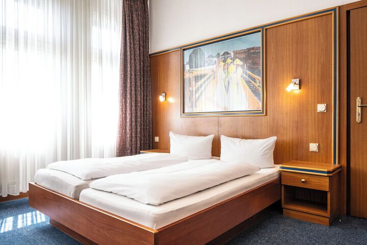Room 28 of 103