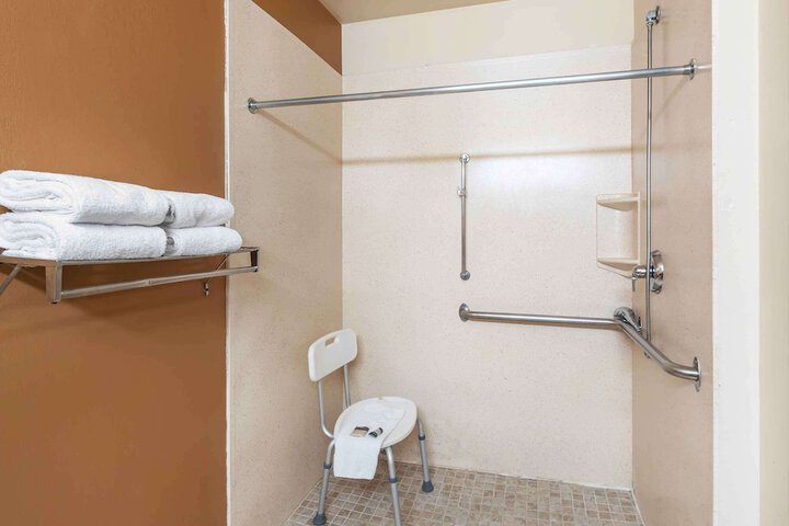 Studio Accessible Queen Size Bed (10 of 13)