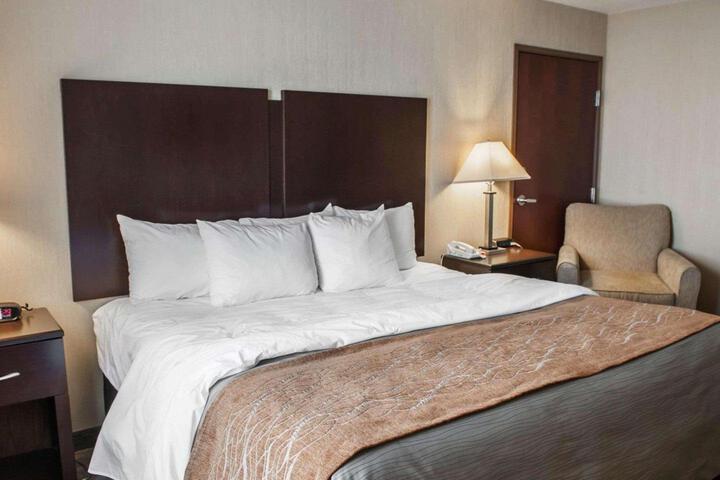 1 King Bed (5 of 9)