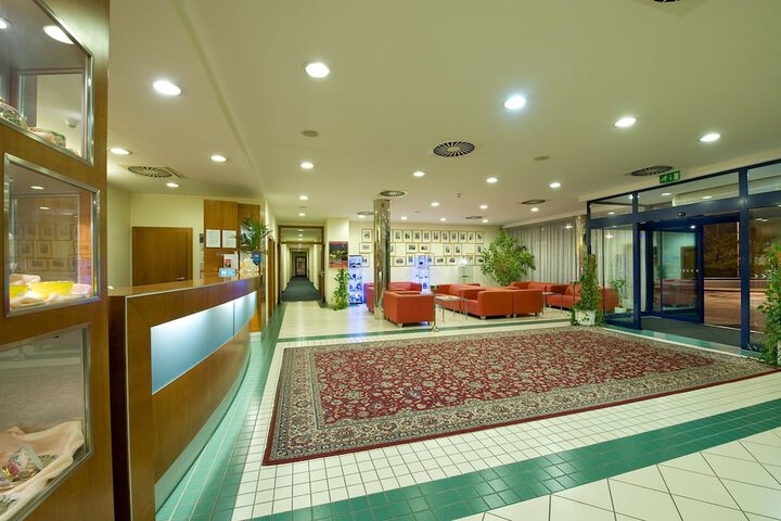 Entrance & Lobby
