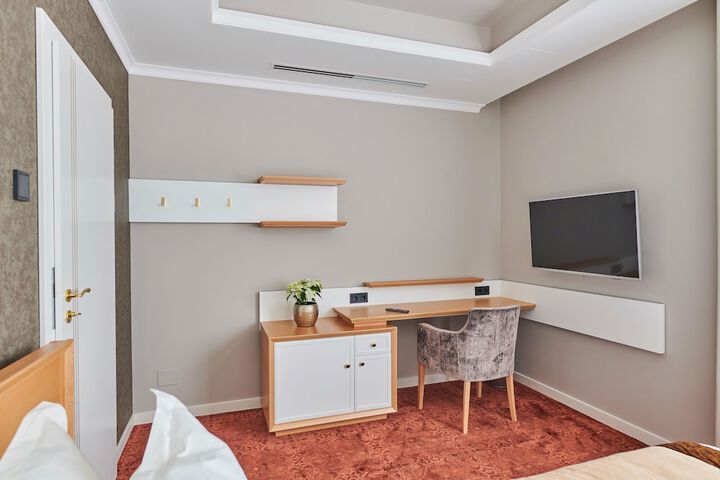 Room 6 of 45