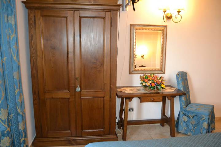 Room 6 of 35