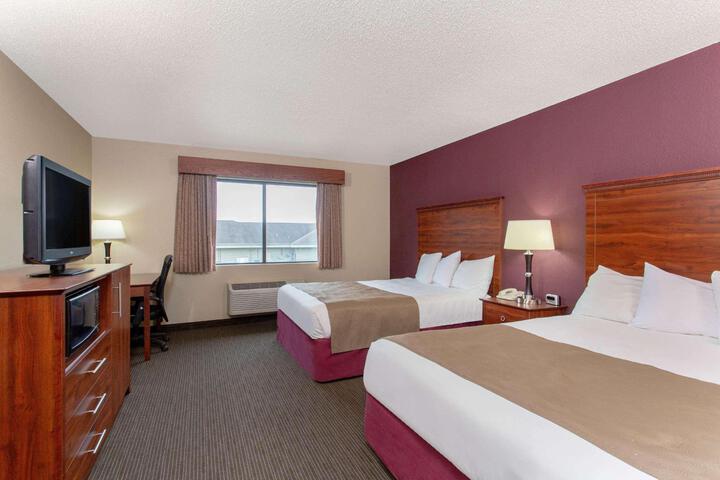 2 Queen Beds Mobility Accessible (10 of 12)