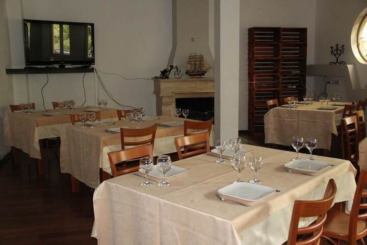 Dining 4 of 16
