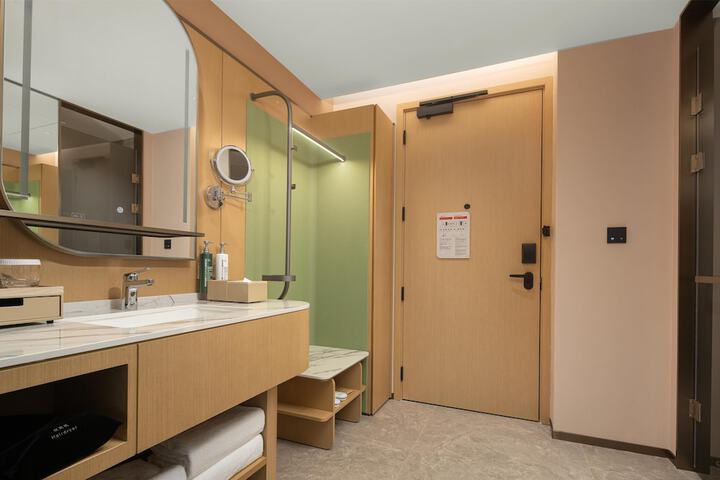 Room 27 of 38