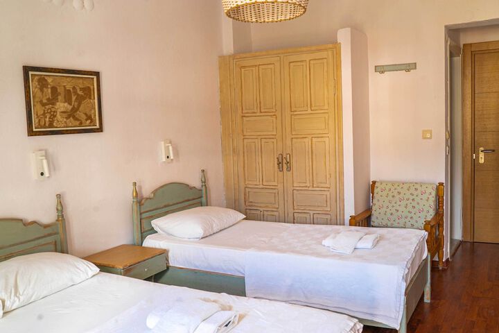 Room 43 of 228