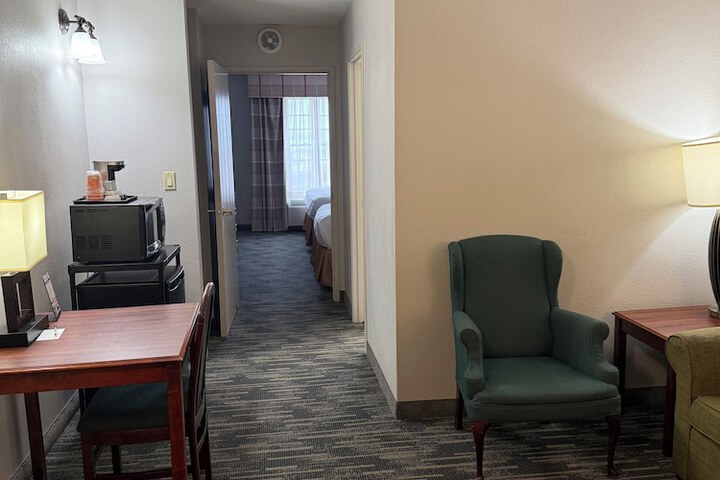 2 Queen Beds (3 of 10)