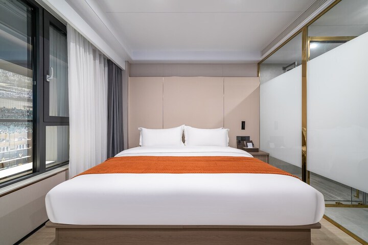 Room 32 of 62