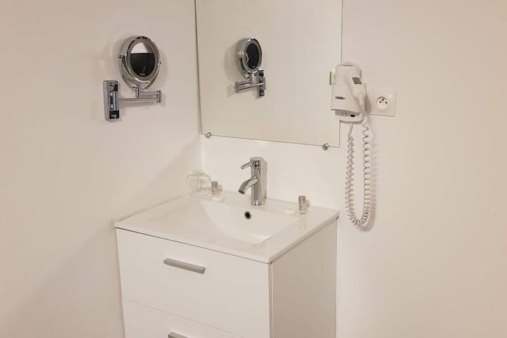 Room 12 of 28