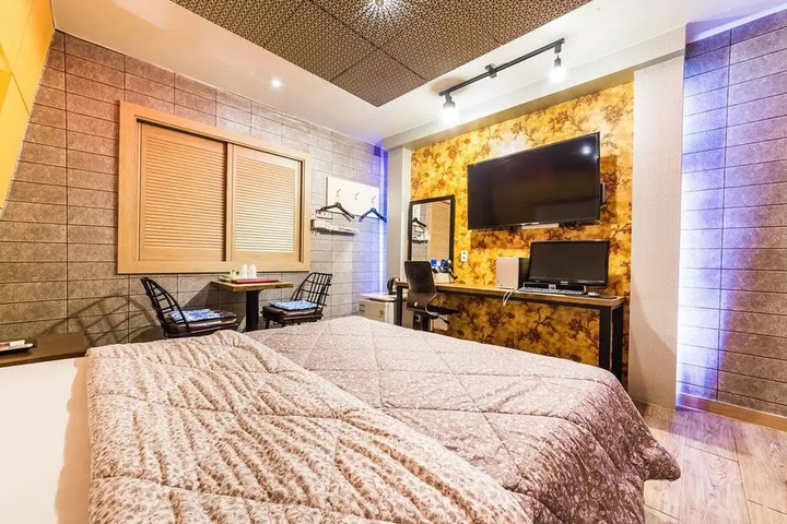 Room 3 of 42