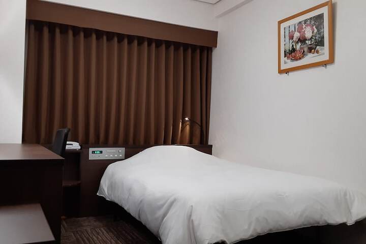 Room 2 of 8