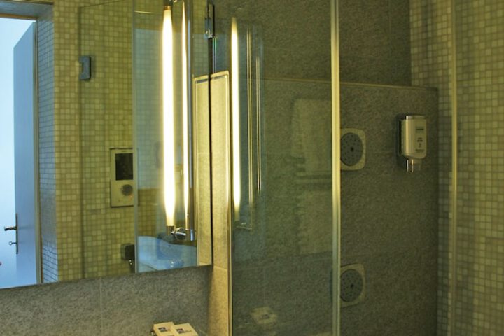 Room 68 of 90