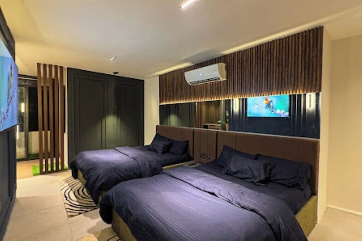 Room 2 of 9