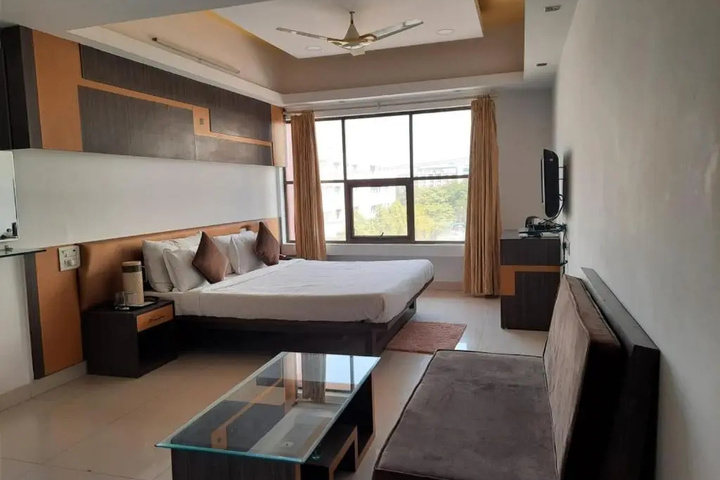 Room 4 of 16