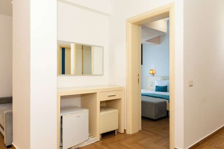 Room 28 of 100