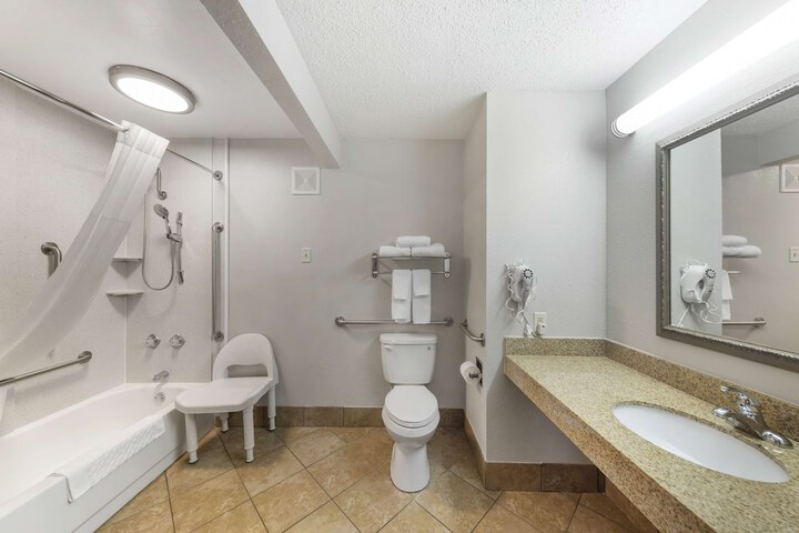 1 Queen Bed High Speed Internet Accessible Microwave and Refrigerator, Coffee Maker Iron and Ironing Board Hairdryer Full Breakfast (17 of 18)