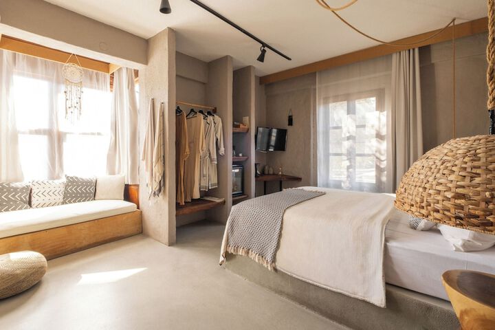 Room 32 of 53