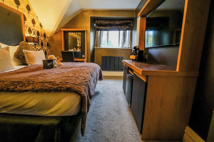 Room 60 of 242