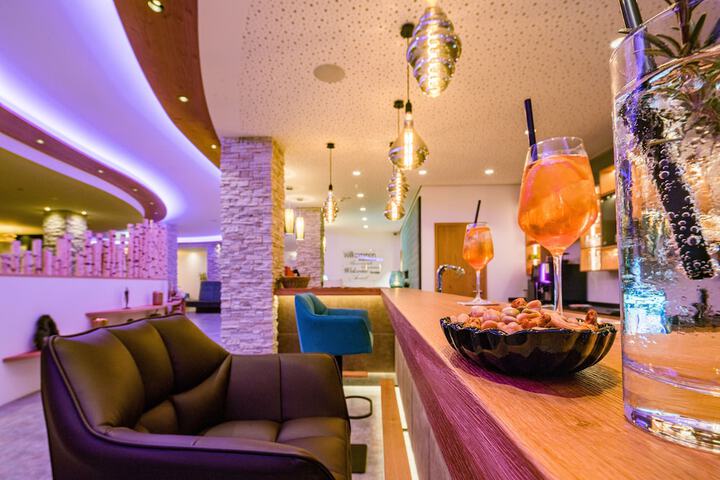 Lounge 96 of 124