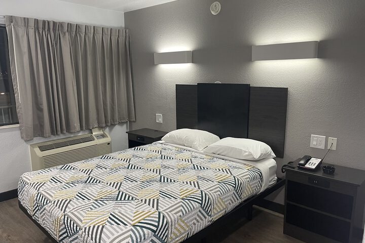 1 Queen Bed (1 of 13)