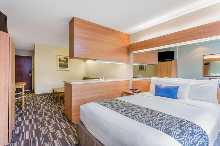 1 Queen Bed Accessible Room (5 of 18)