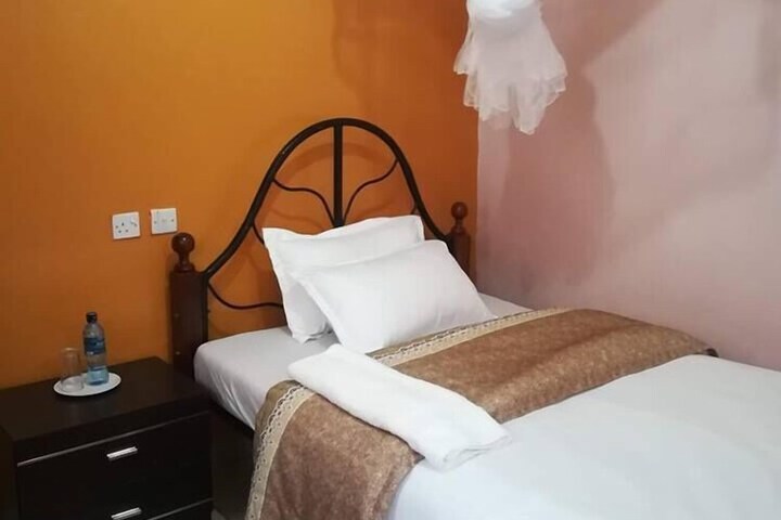 Room 4 of 16