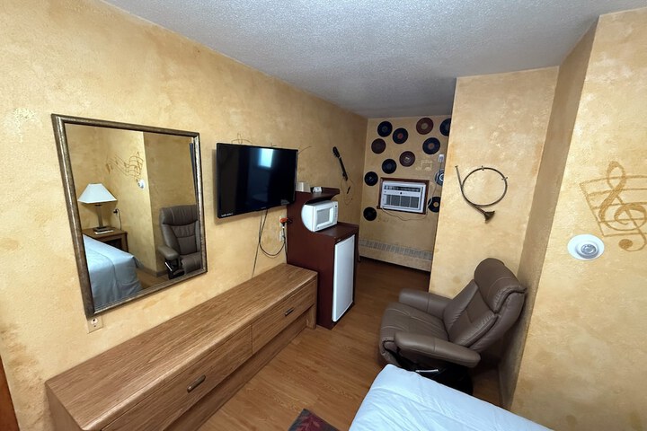 Room 12 of 28