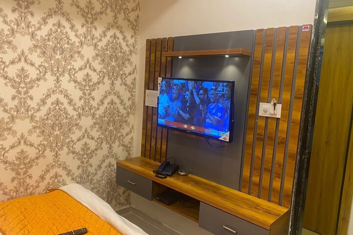 Room 3 of 18