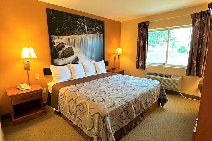 1 King Bed (4 of 32)