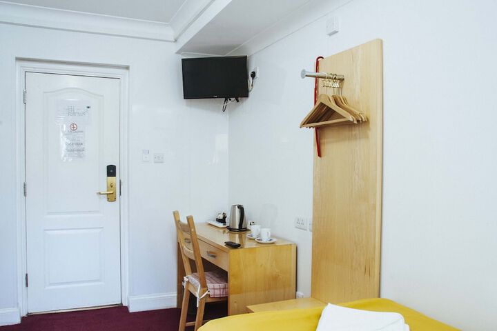 Room 27 of 90
