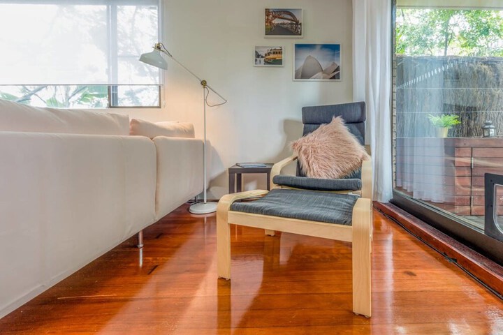 Fantastic 2 Bed Neutral Bay 1 Bus Stop to the City
