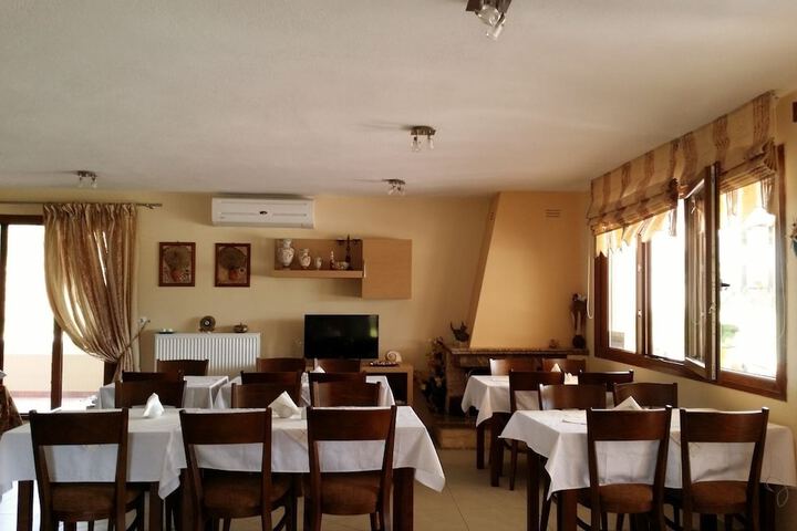 Dining 8 of 19