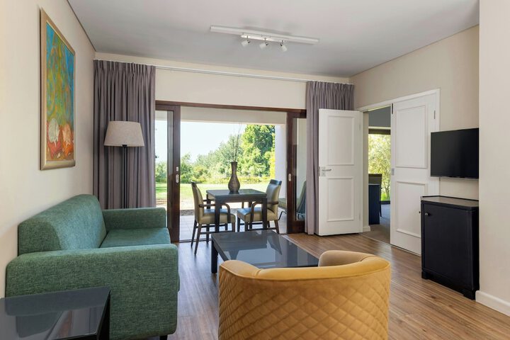 Lounge 50 of 75