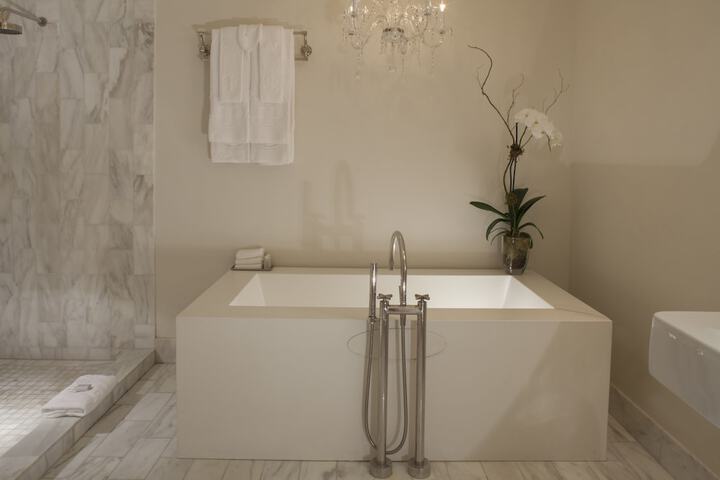 Deep soaking bathtub