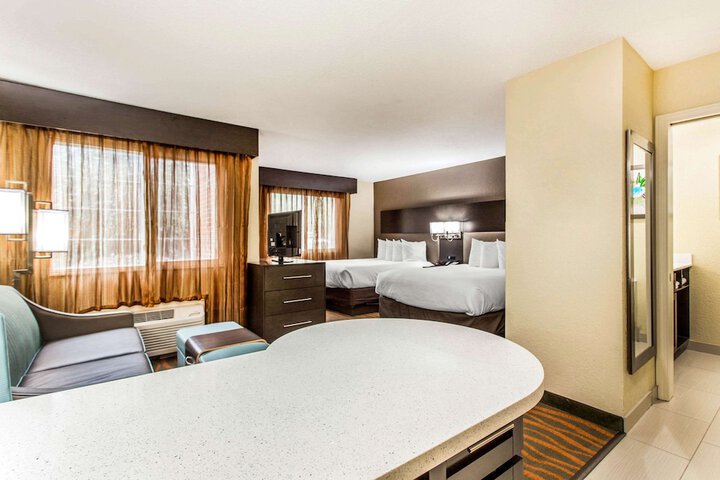 1 Queen Bed Suite (15 of 18)