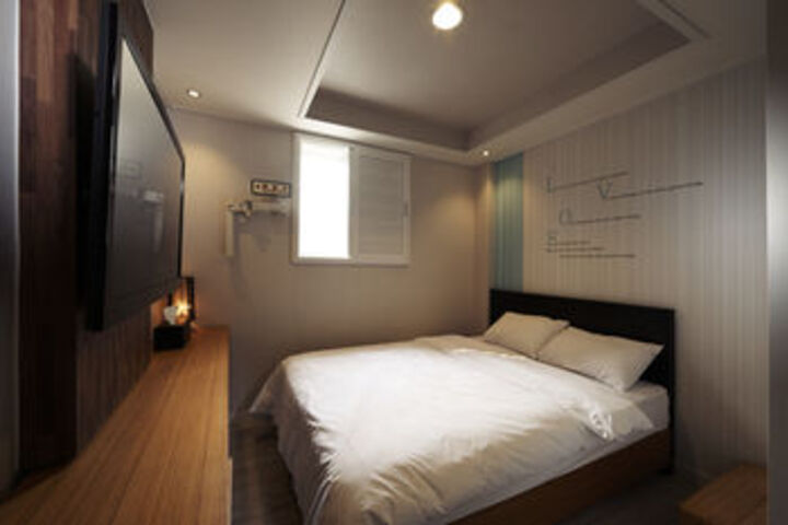 Room 18 of 33