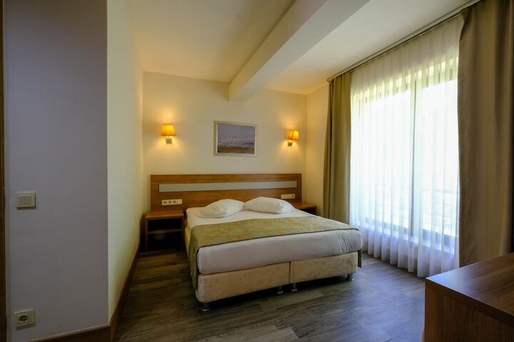 Room 16 of 38