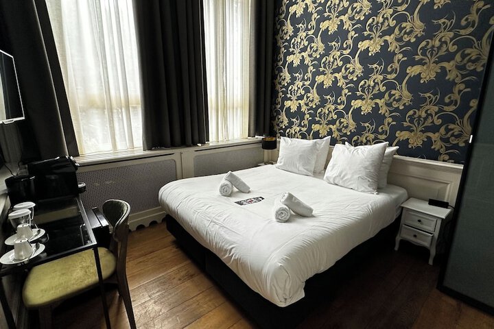 Room 52 of 80