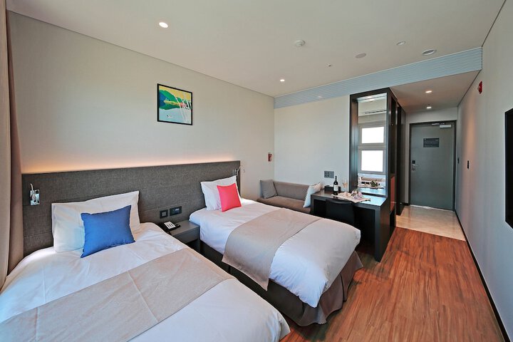 Room 7 of 93