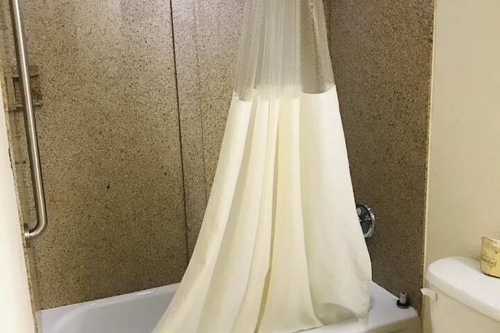 Deep soaking bathtub