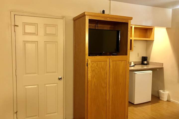 1 Queen Bed (2 of 12)